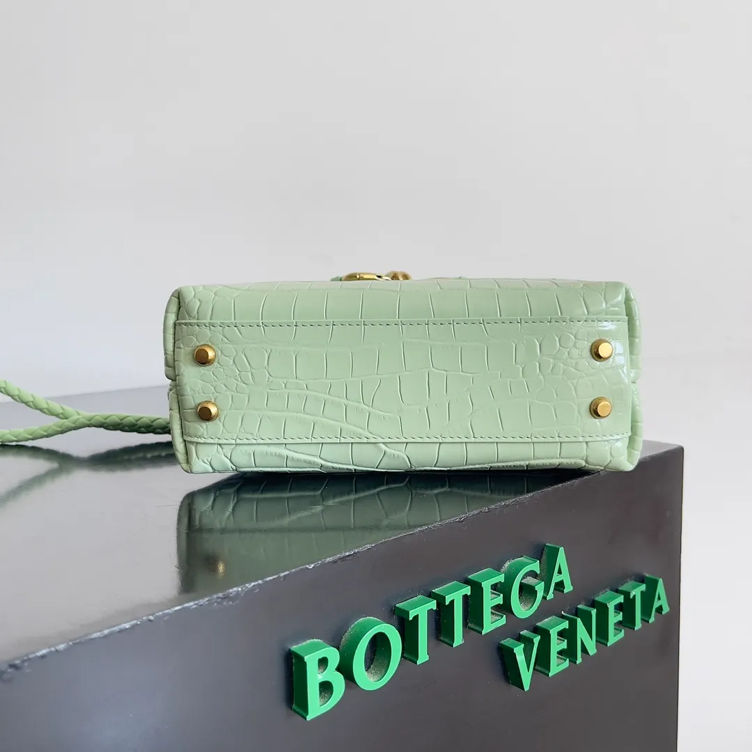 Batch 2880 BOTTEGA VENETA new women's crocodile leather ANDIAMO is shipped! ! ! As a classic model of the BV family, each innovation brings different surprises to fans. There are three ways to carry it with different makeup. Crocodile skin is called the gold in leather and is famous for its top luxury and rarity. During use, the luster of the crocodile skin will not fade or fade with time. No matter how long it is used, it will still remain new. And because each crocodile skin is different, the effect of each crocodile leather bag is different. Style number: 777614 Size: 22*9*15.5cm
